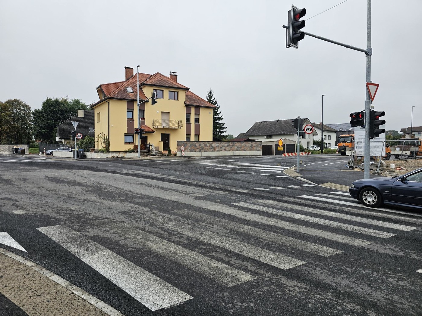 Uspešna prenova križišča Črnovaške in Ižanske ceste izboljšuje prometno varnost in pretočnost